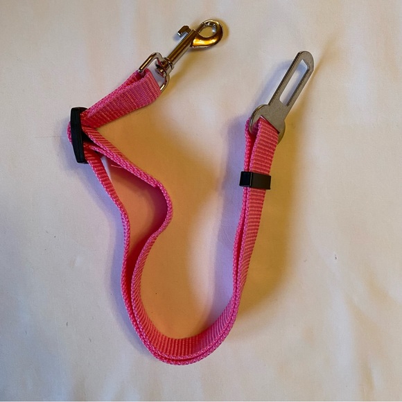 Seatbelt Leash for your Dog’s Safety - Picture 2 of 3